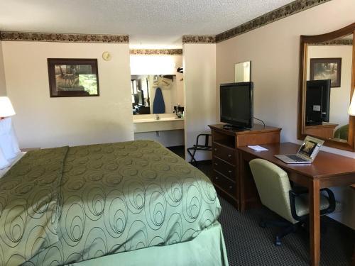 Motel Clairmont Inn & Suites - Warren