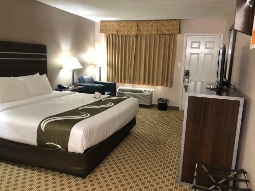 Motel Carefree Inn Madisonville