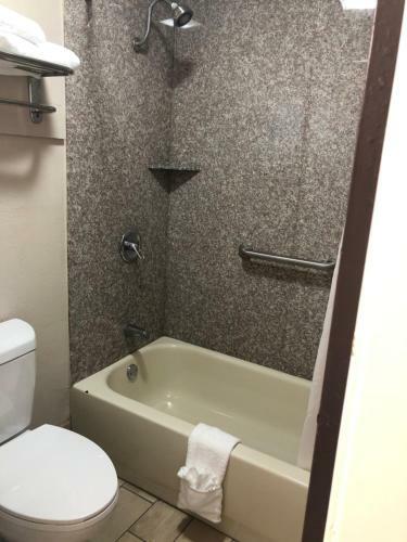 Motel Carefree Inn Madisonville