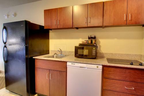 Cobblestone Hotel And Suites - Newton