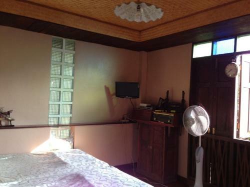 Hostal Ayothaya Riverside House