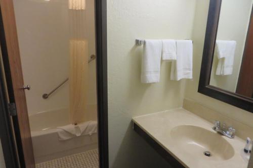Hotel Americinn Forest Lake