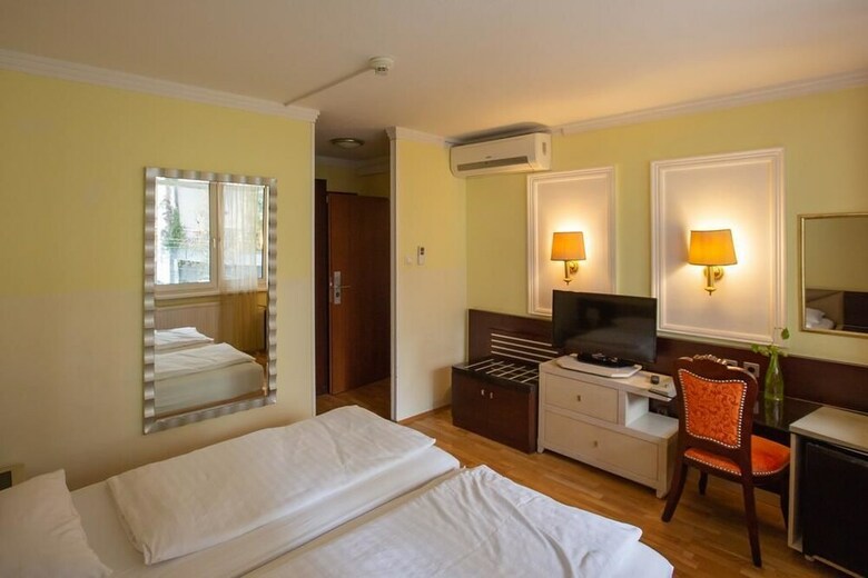 Hotel Attache