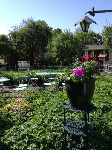 Hostal Hotell Floras Tr�dg�rd