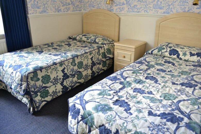 Hostal Garden Court Hotel