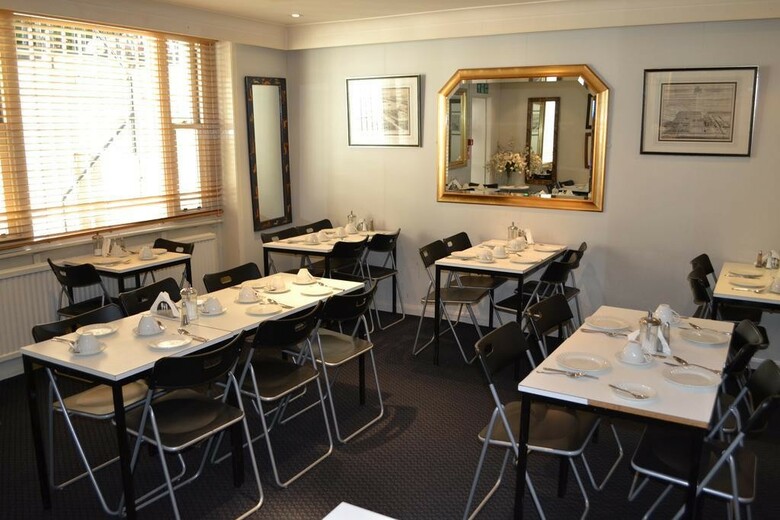 Hostal Garden Court Hotel