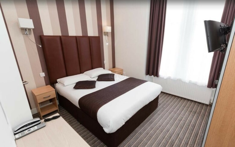 Hostal Garden Court Hotel