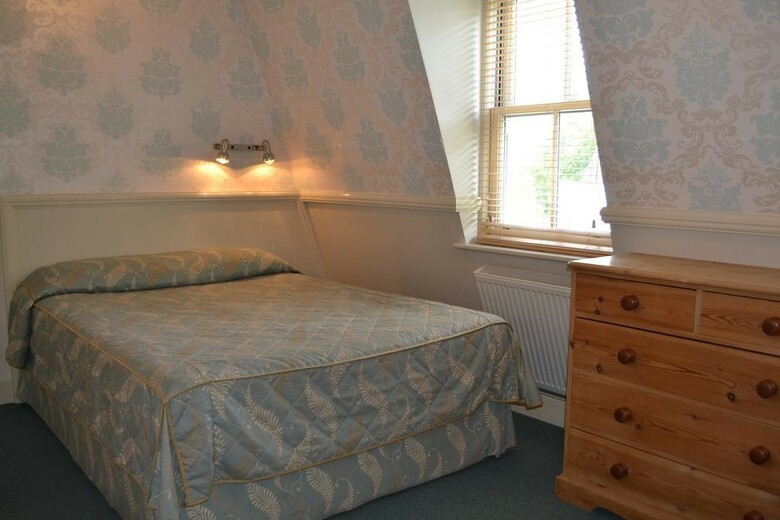 Hostal Garden Court Hotel