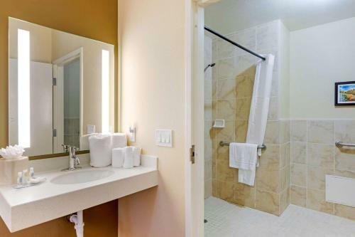 Hotel Ontario Grand Inn & Suites