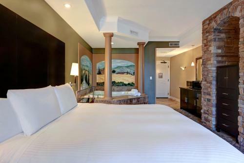 La Bellasera Hotel & Suites
