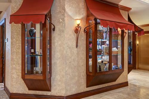 La Bellasera Hotel & Suites