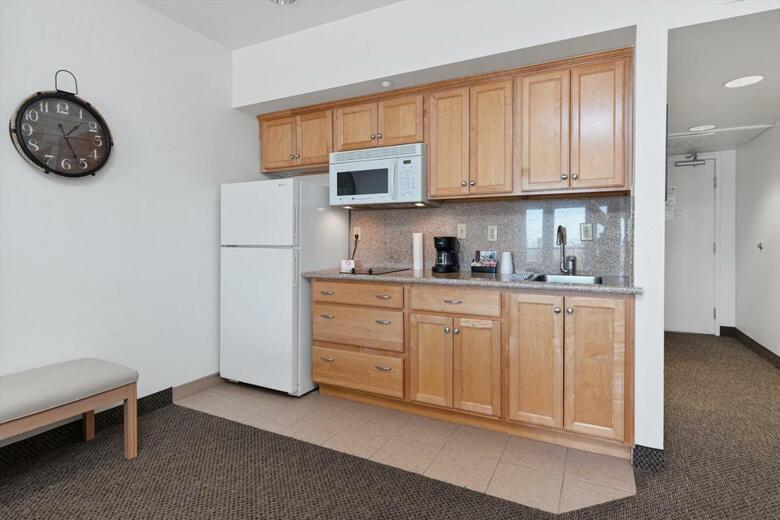 Hotel Beach House Inn & Suites