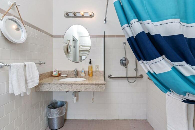 Hotel Beach House Inn & Suites