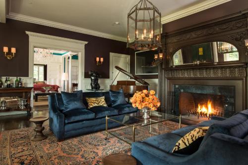 Hotel Kemble Inn And Table Six Restaurant
