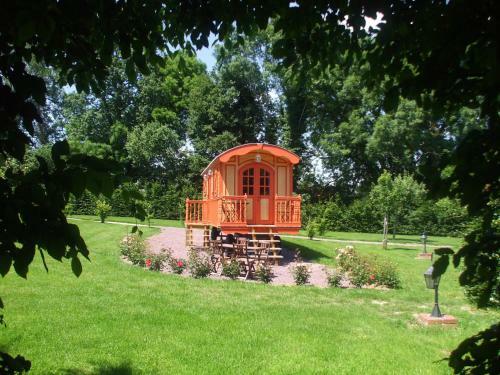 Bed & Breakfast Chambres D'h�tes Et Roulottes Le Clos Du Quesnay
