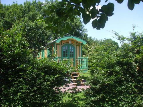 Bed & Breakfast Chambres D'h�tes Et Roulottes Le Clos Du Quesnay