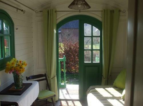 Bed & Breakfast Chambres D'h�tes Et Roulottes Le Clos Du Quesnay