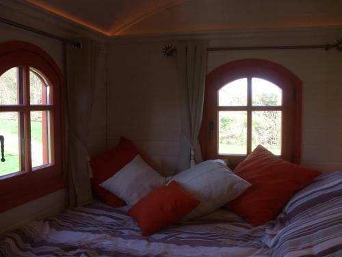 Bed & Breakfast Chambres D'h�tes Et Roulottes Le Clos Du Quesnay