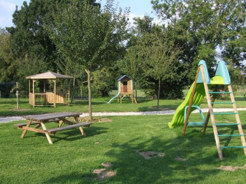 Bed & Breakfast Chambres D'h�tes Et Roulottes Le Clos Du Quesnay