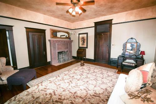 Bed & Breakfast Iron Horse Inn