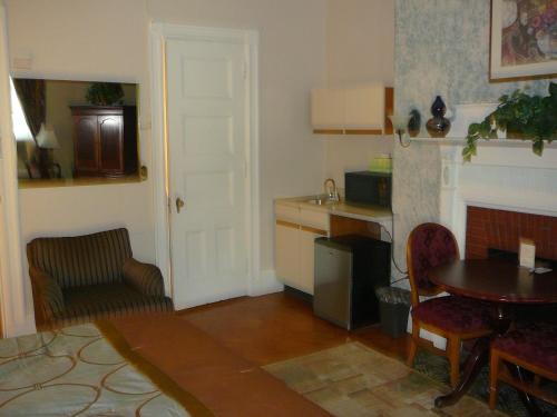 Hostal 463 Beacon Street Guest House