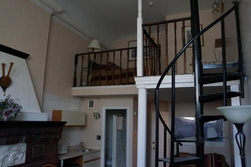 Hostal 463 Beacon Street Guest House