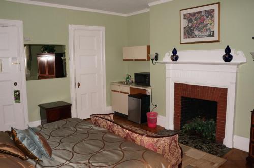 Hostal 463 Beacon Street Guest House