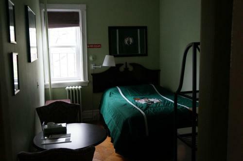 Hostal 463 Beacon Street Guest House