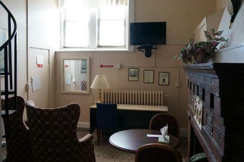 Hostal 463 Beacon Street Guest House