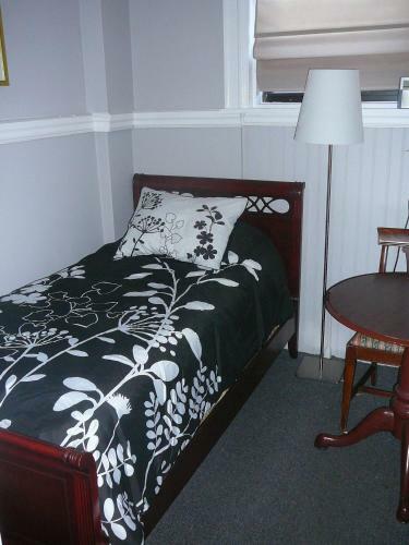 Hostal 463 Beacon Street Guest House