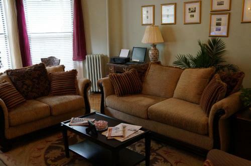 Hostal 463 Beacon Street Guest House