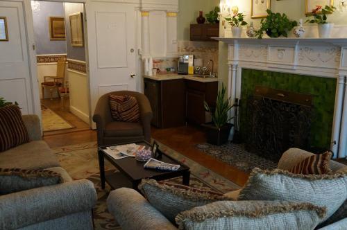 Hostal 463 Beacon Street Guest House