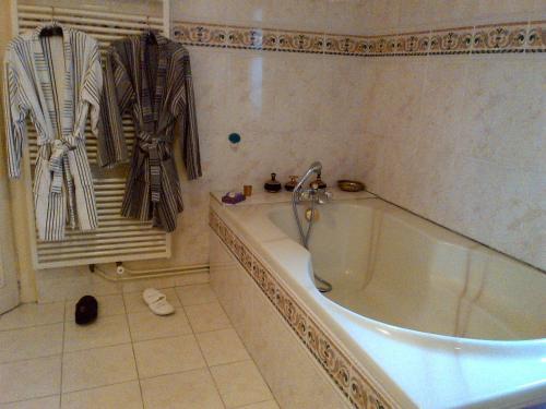 Bed & Breakfast Maison Du Th��tre Saint Bonnet