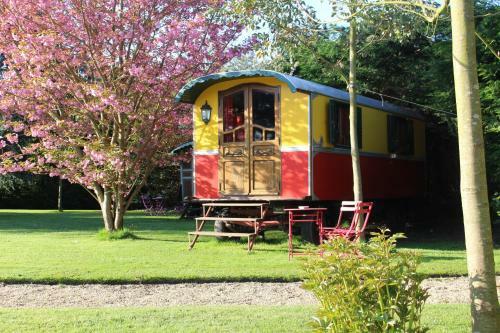 Hostal Les Roulottes De La Baronnie
