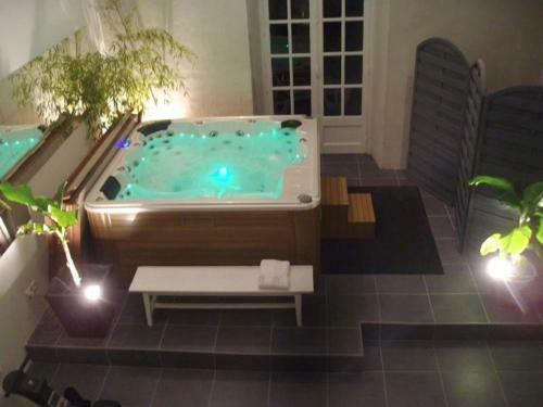 Hostal Les Roulottes De La Baronnie