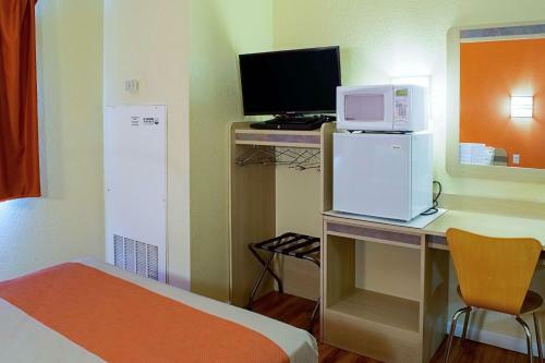 Motel 6 Seymour North