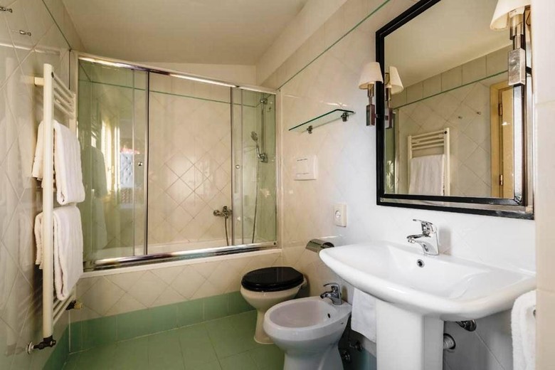 Hotel Room Mate Luca