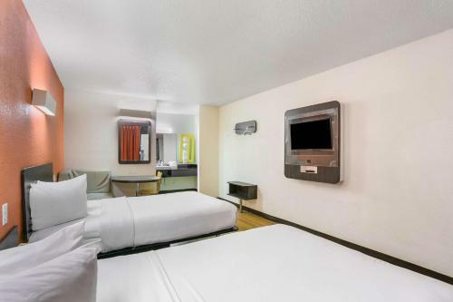 Motel 6 Baltimore Harbor South