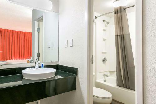 Motel 6 Baltimore Harbor South