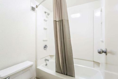 Motel 6 Baltimore Harbor South
