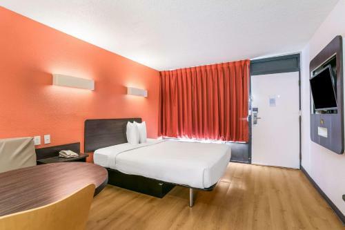 Motel 6 Baltimore Harbor South