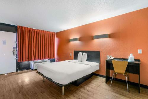 Motel 6 Baltimore Harbor South