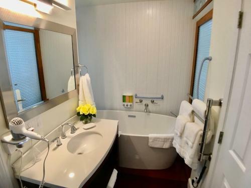 Camden Riverhouse Hotel And Inn
