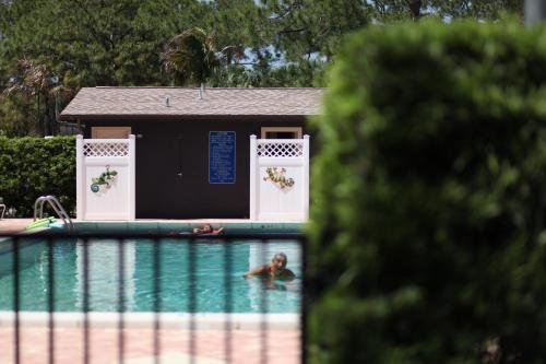 Lodge Road Runner Travel Resort