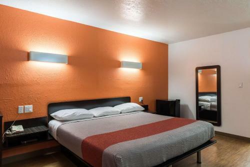 Motel 6 Uvalde