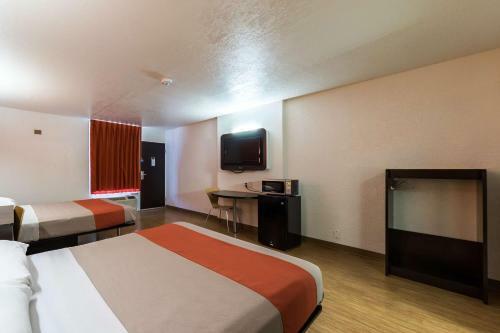 Motel 6 Uvalde