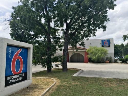 Motel 6 Uvalde