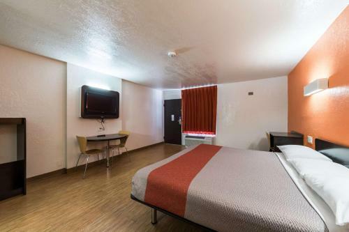 Motel 6 Uvalde