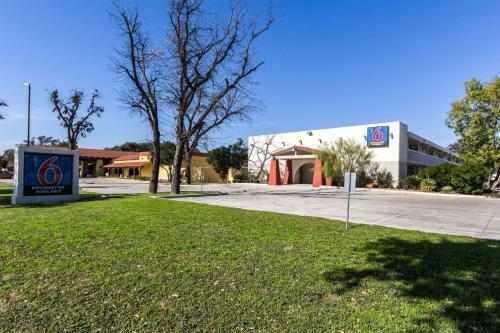 Motel 6 Uvalde
