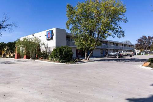 Motel 6 Uvalde